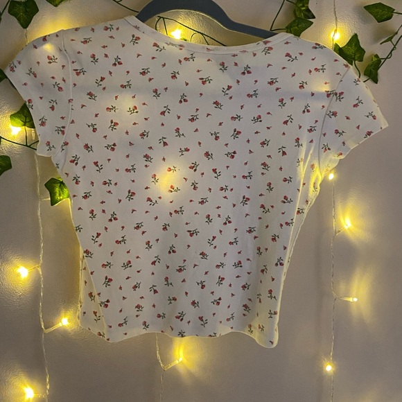 BRANDY MELVILLE FLORAL CROP TOP - Picture 2 of 2